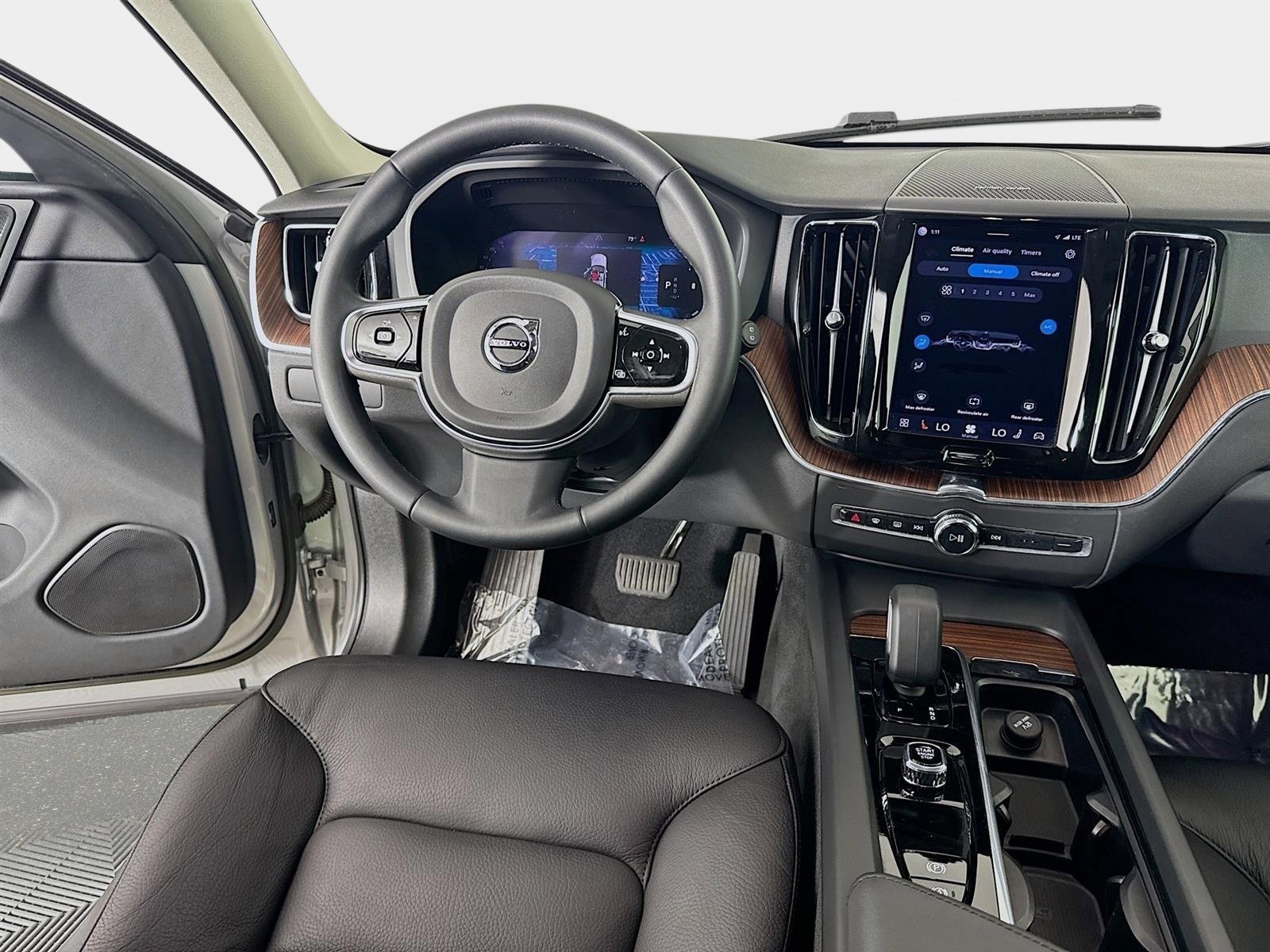 Used 2023 Volvo XC60 B5 Plus w/ Protection Package Premier AWD/4WD image 25