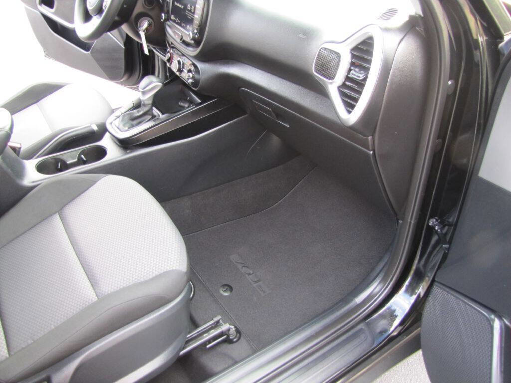 Used 2024 Kia Soul LX w/ Option Group 015 FWD image 23