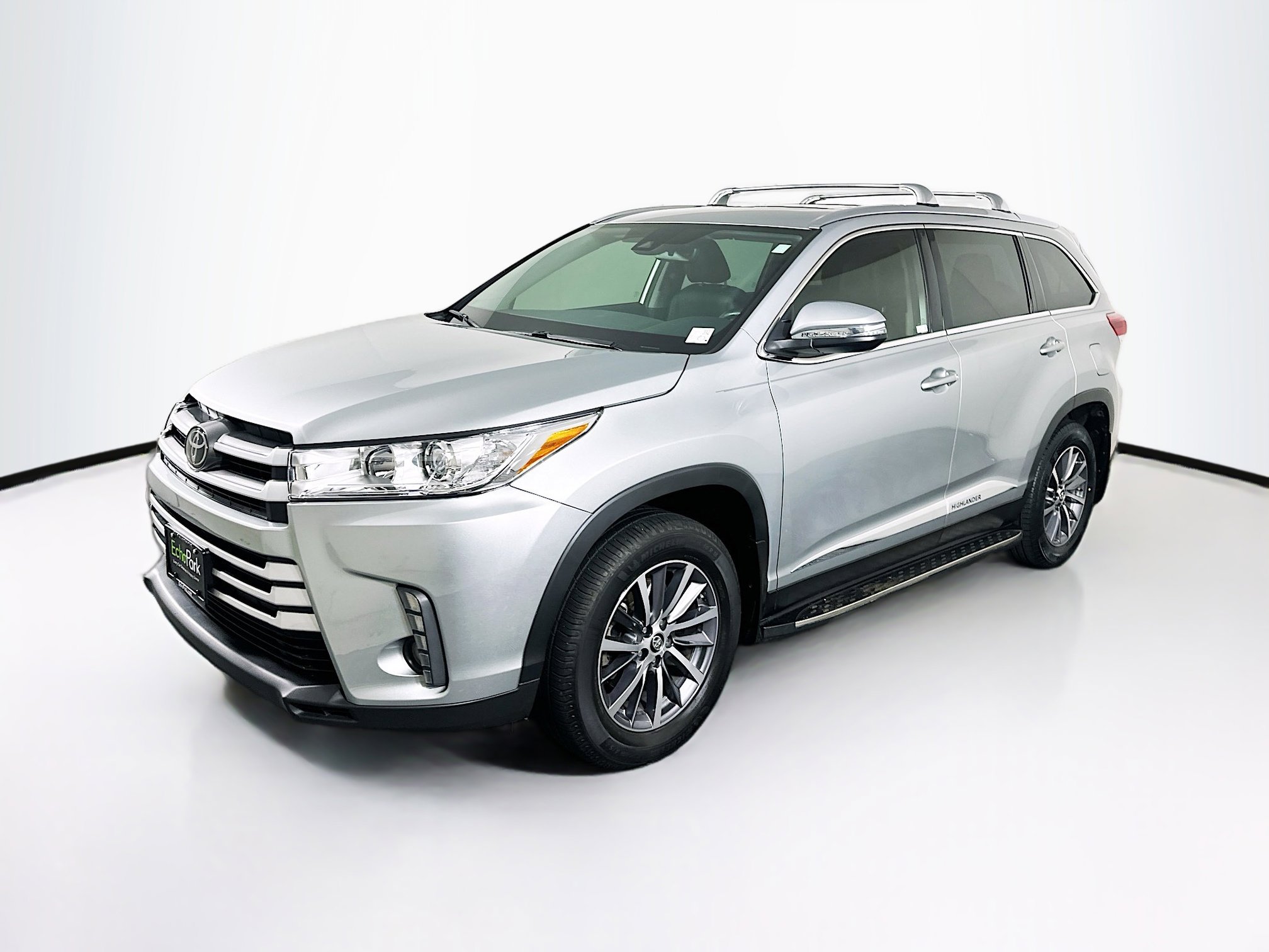 Used 2019 Toyota Highlander XLE FWD image 3