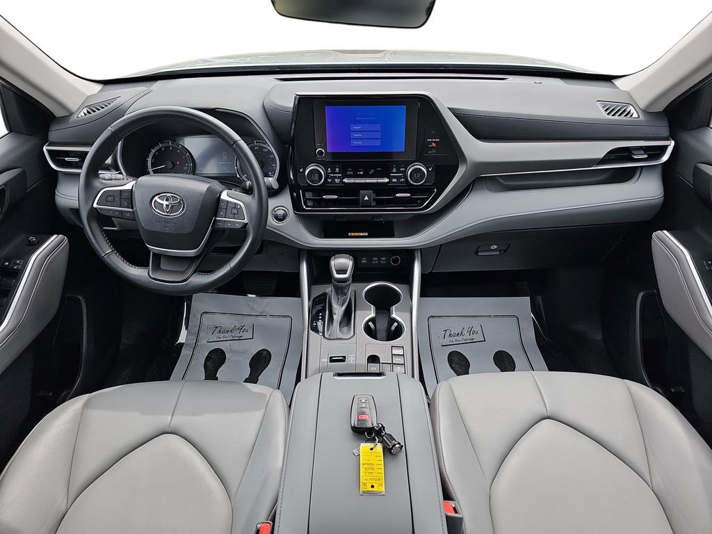 Used 2023 Toyota Highlander XLE FWD image 13
