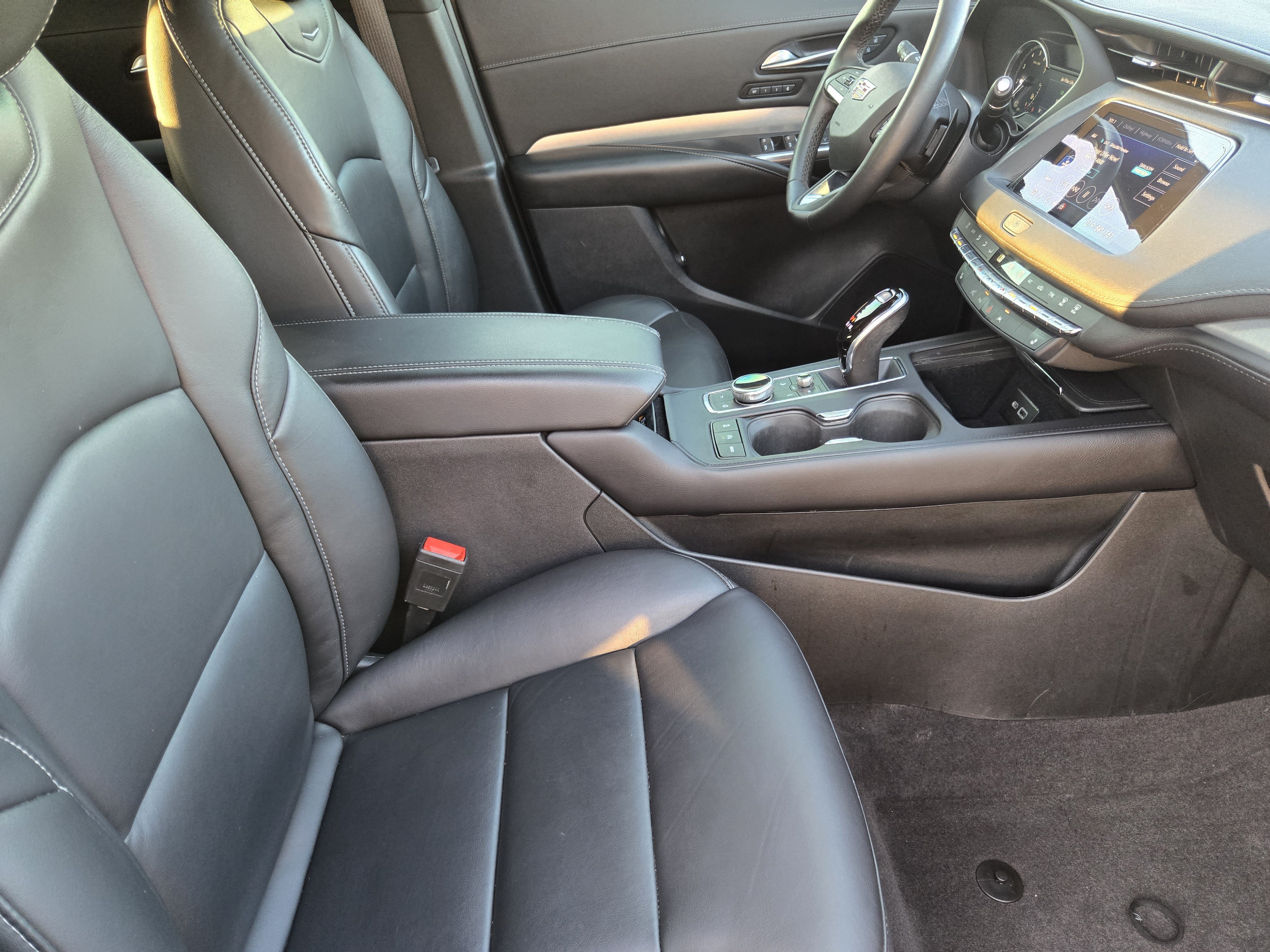 Used 2022 Cadillac XT4 Premium Luxury w/ Enhanced Visibility Package FWD image 10