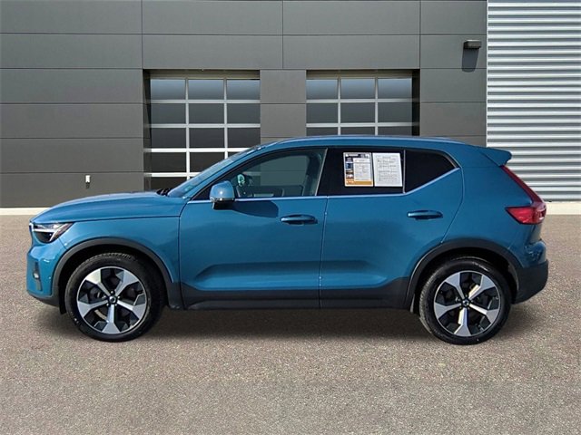Used 2025 Volvo XC40 B5 Plus image 4