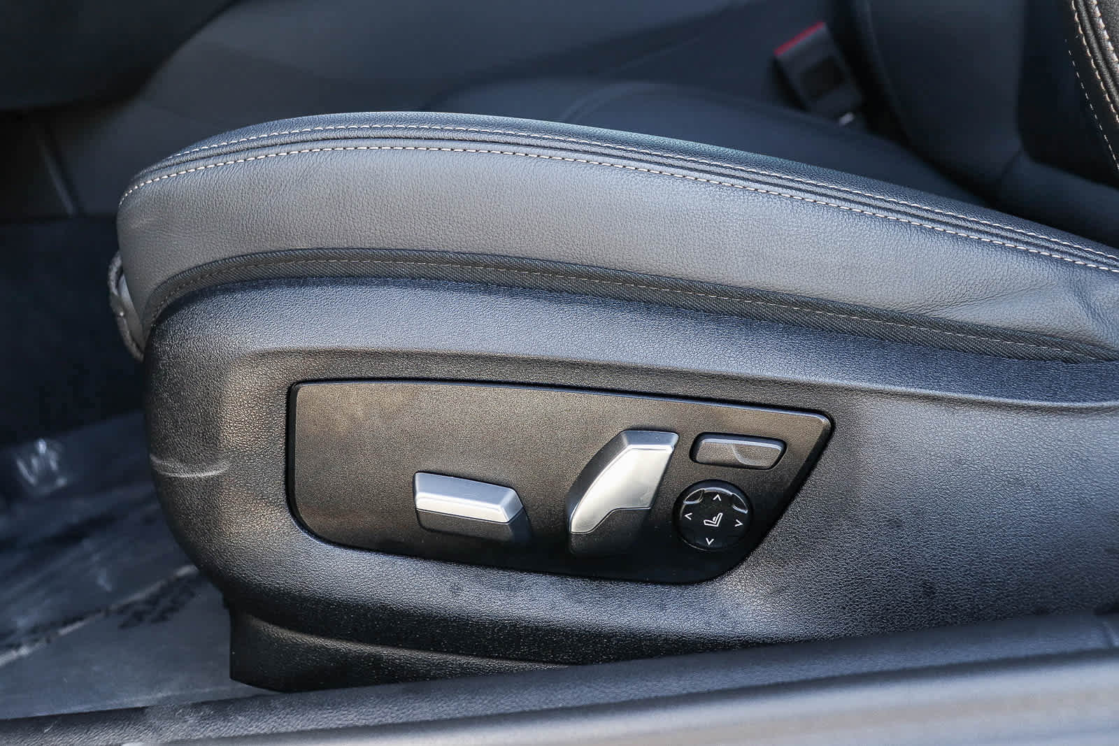 Used 2023 BMW 540i w/ M Sport Package image 27