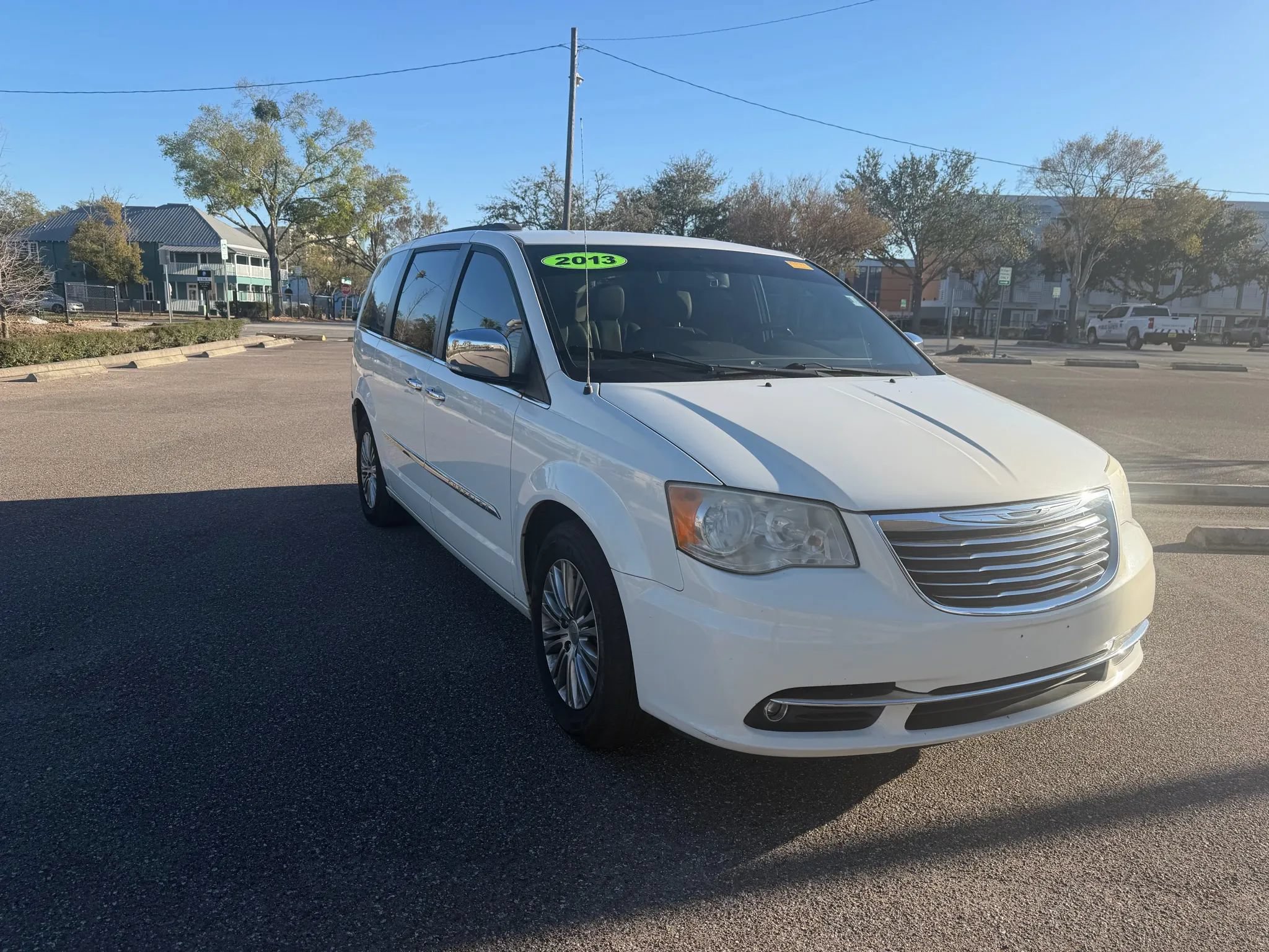 Used 2013 Chrysler Town & Country Touring-L w/ Driver Convenience Group FWD image 3
