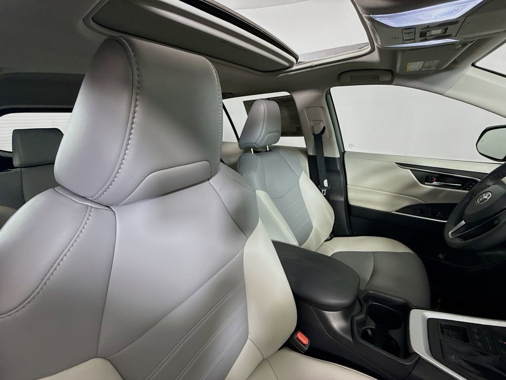 Used 2021 Toyota RAV4 XLE Premium image 28