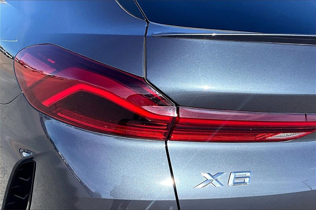 Used 2022 BMW X6 xDrive40i w/ M Sport Package image 30