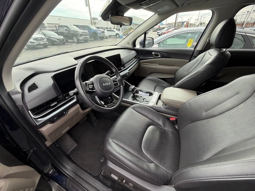 Used 2025 Kia Carnival FWD image 17