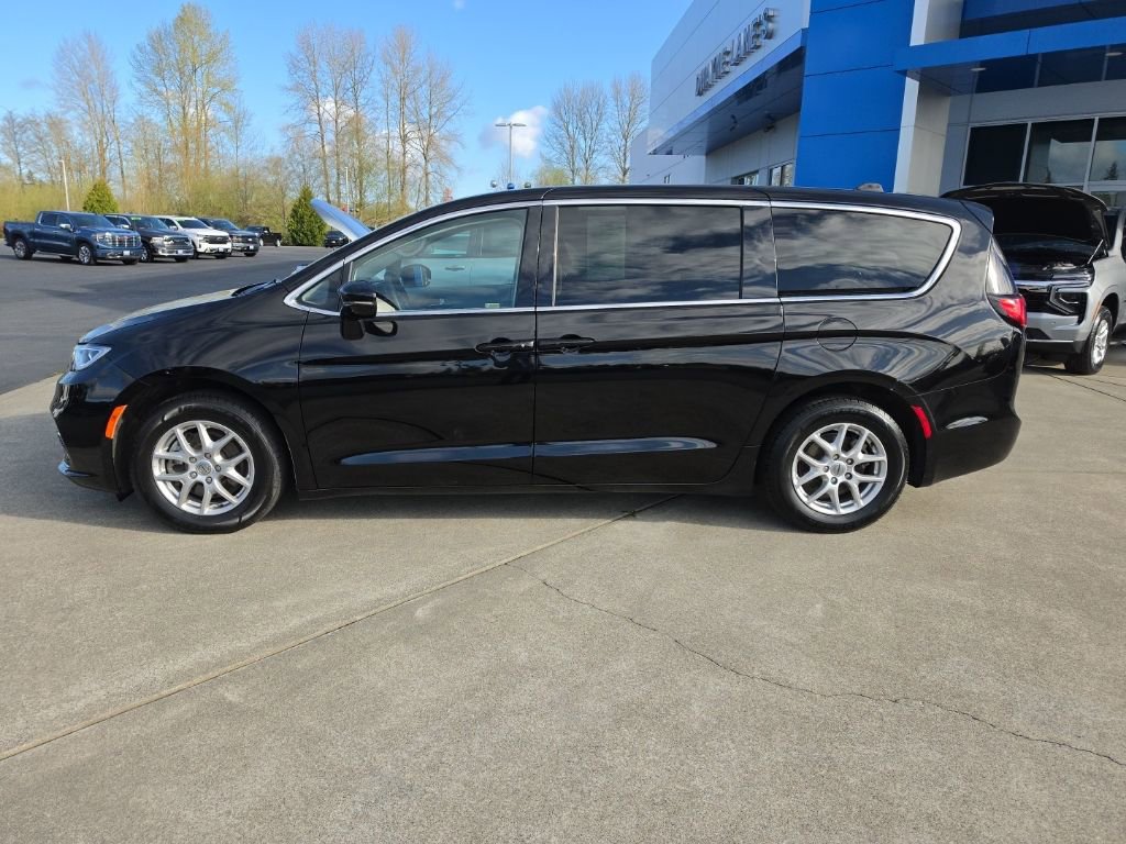 Used 2024 Chrysler Pacifica Touring-L FWD image 2