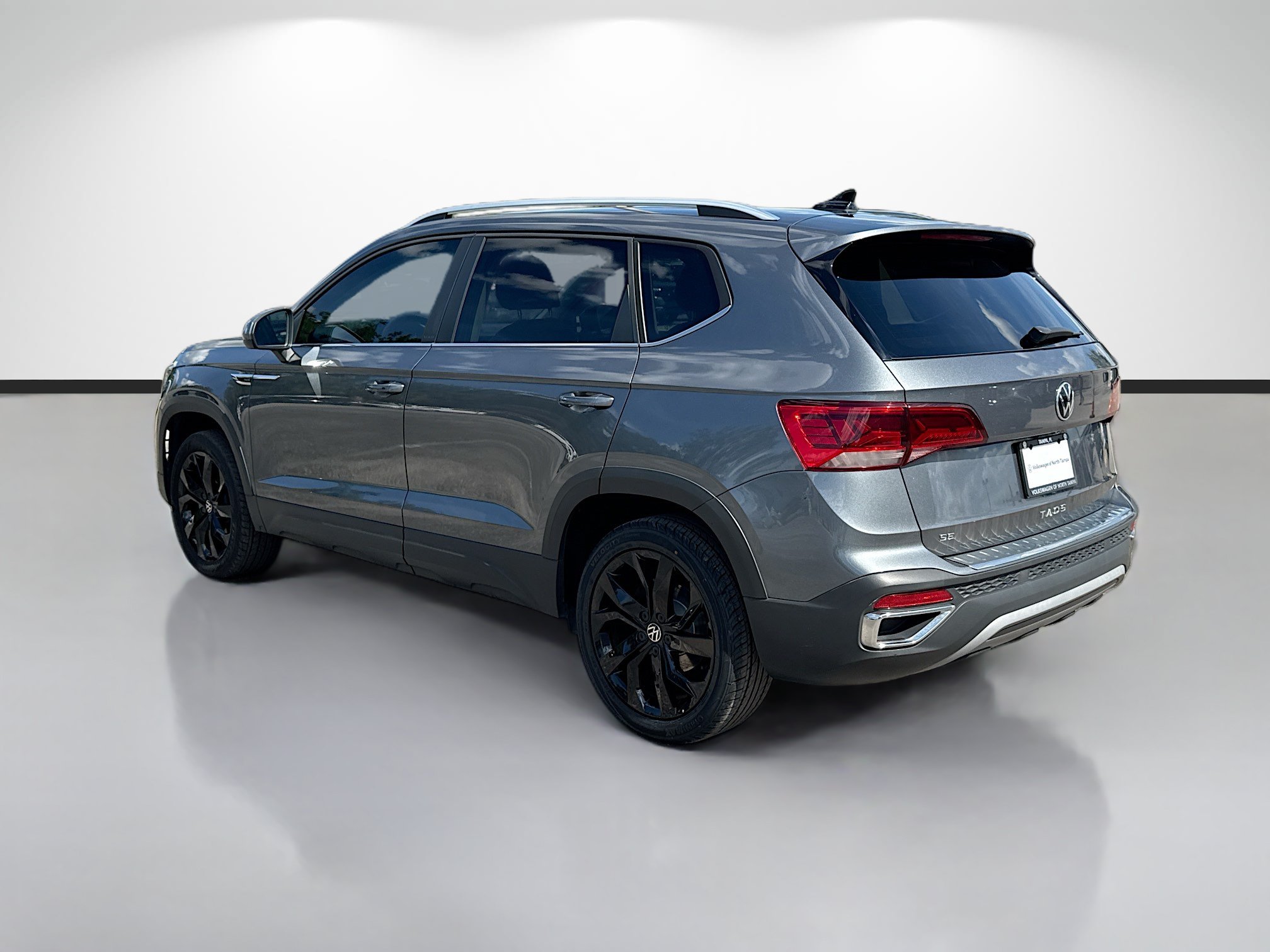 Used 2023 Volkswagen Taos SE w/ Panoramic Sunroof Package FWD image 5
