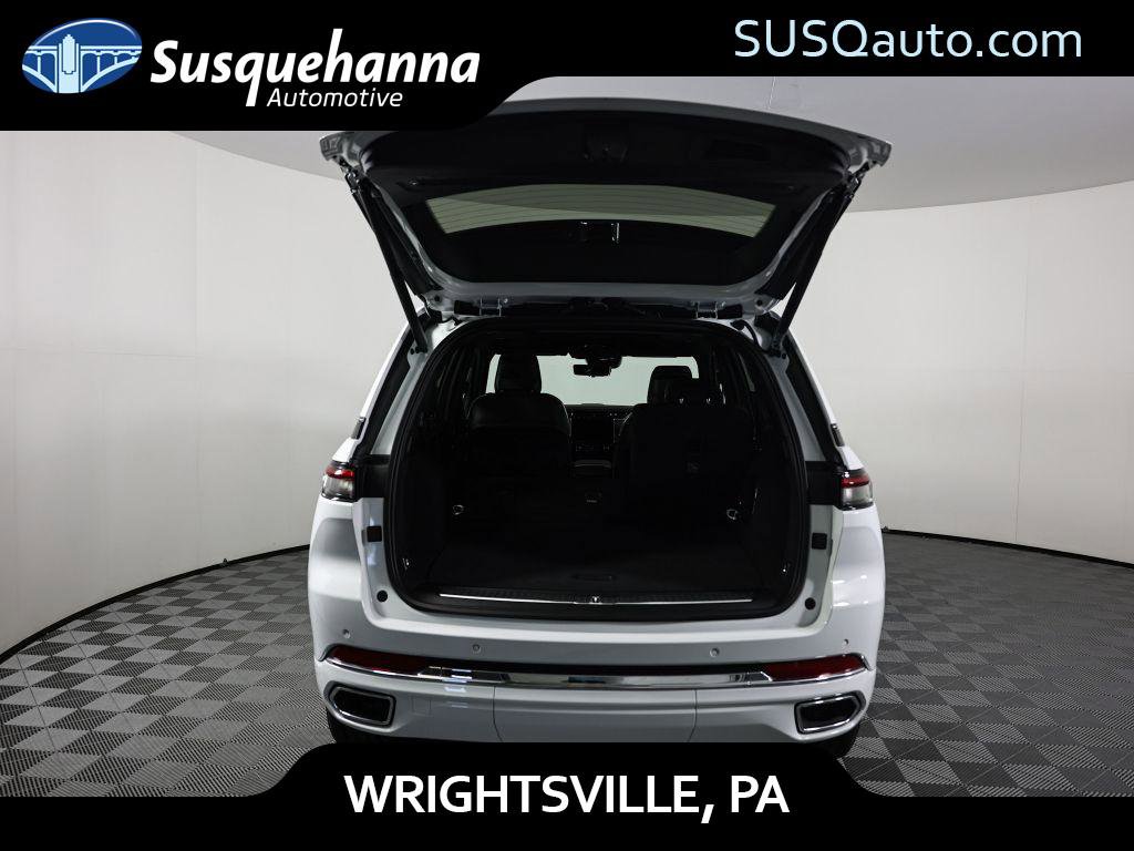 Used 2023 Jeep Grand Cherokee Overland w/ Advanced Protech Group III image 27