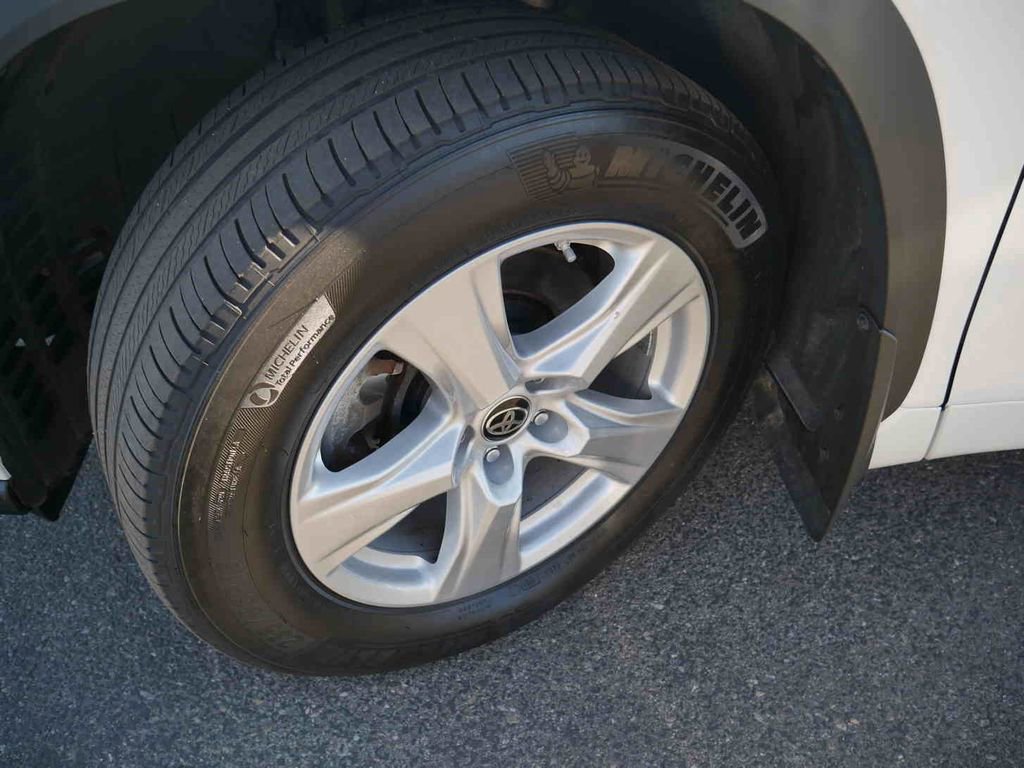 Used 2024 Toyota Highlander LE image 24