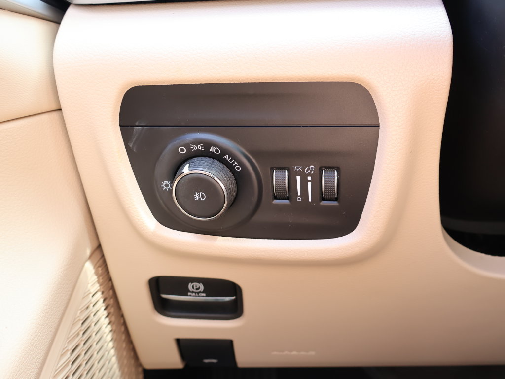 Used 2023 Jeep Grand Cherokee L Limited w/ Luxury Tech Group II AWD/4WD image 32