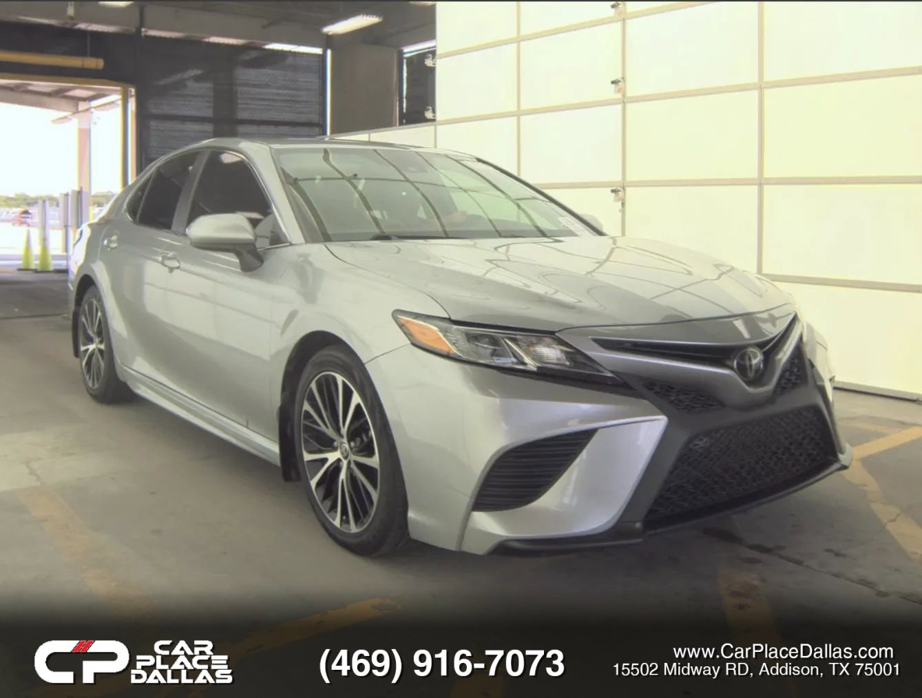 Used 2020 Toyota Camry SE FWD image 2