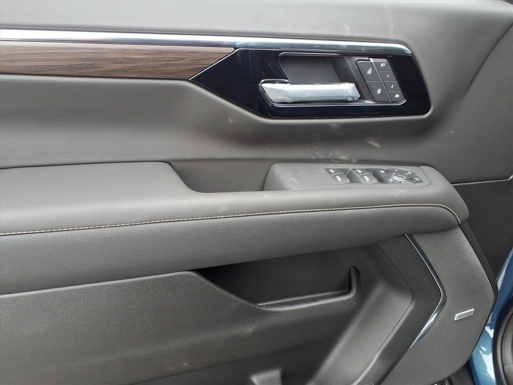 New 2026 Chevrolet Suburban Premier image 12