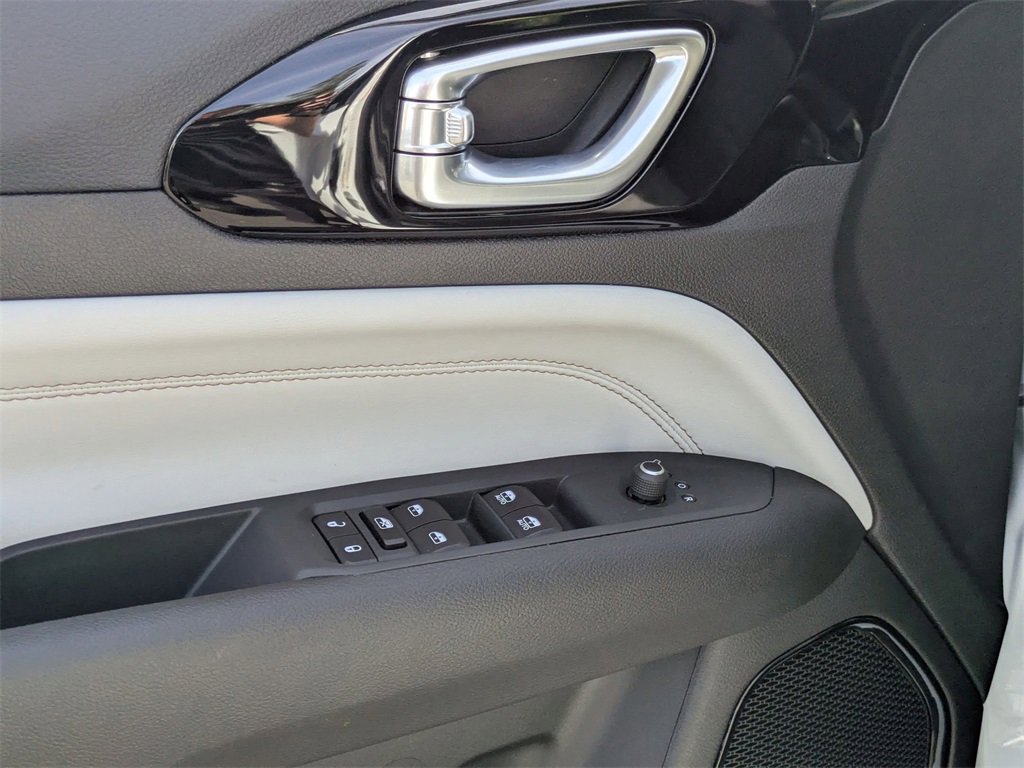 Used 2025 Jeep Compass Limited image 16