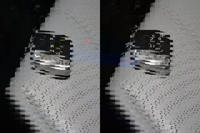 Used 2019 Land Rover Range Rover Velar R-Dynamic SE image 16