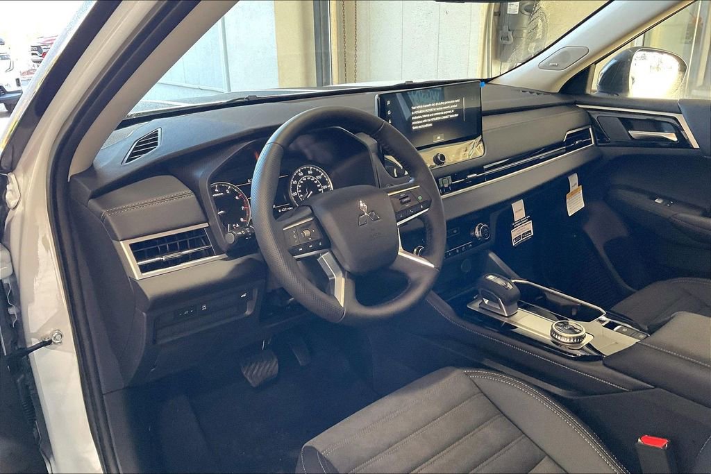 New 2026 Mitsubishi Outlander SE image 6