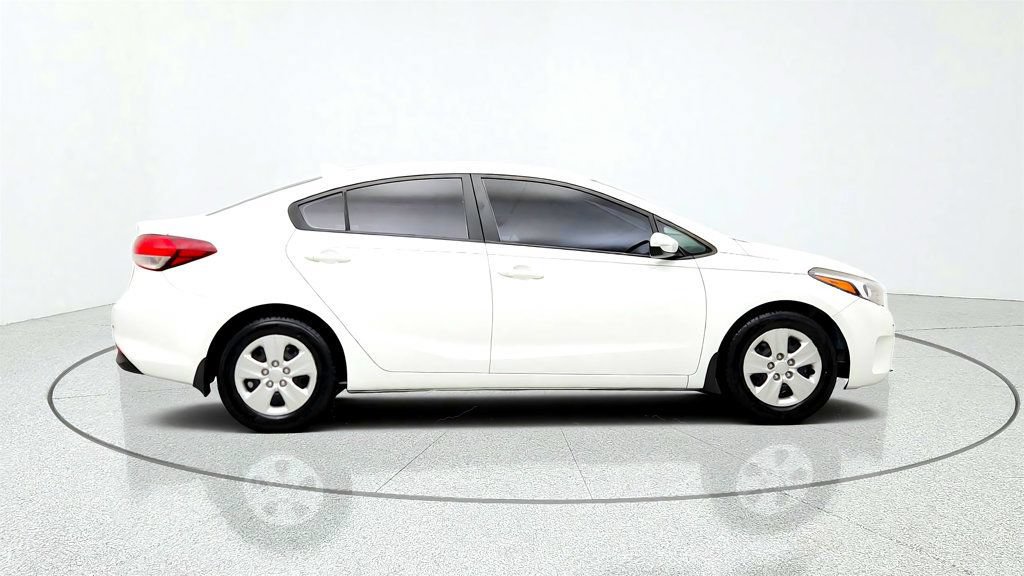 Used 2017 Kia Forte LX FWD image 4