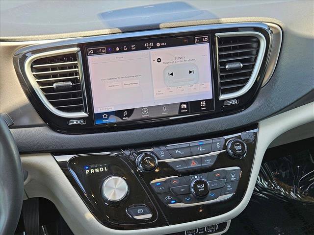 Used 2023 Chrysler Pacifica Touring-L FWD image 17
