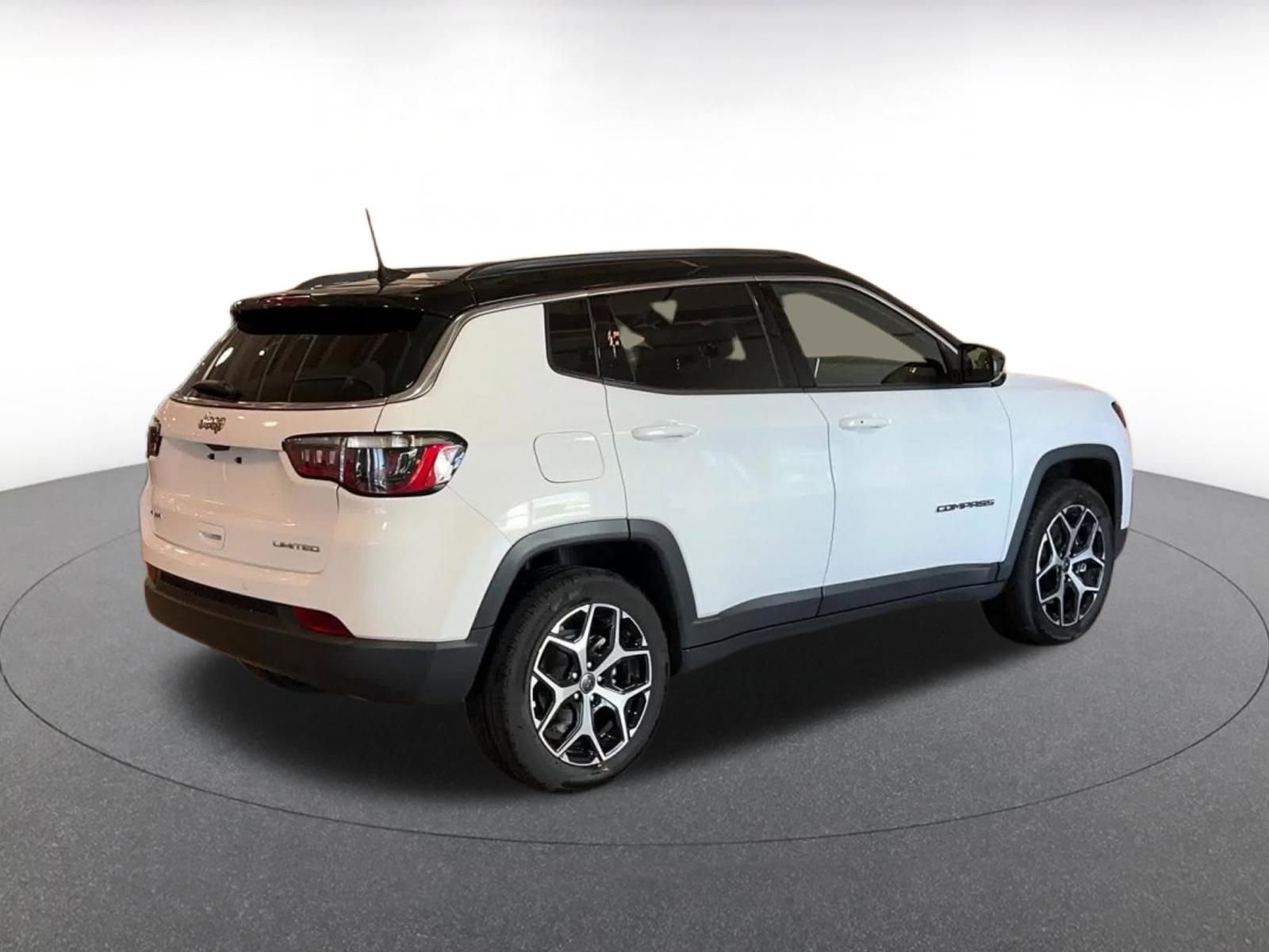 Used 2025 Jeep Compass Limited image 15