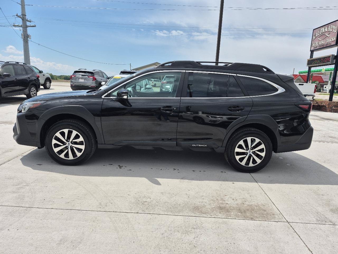Used 2023 Subaru Outback Premium AWD/4WD image 9