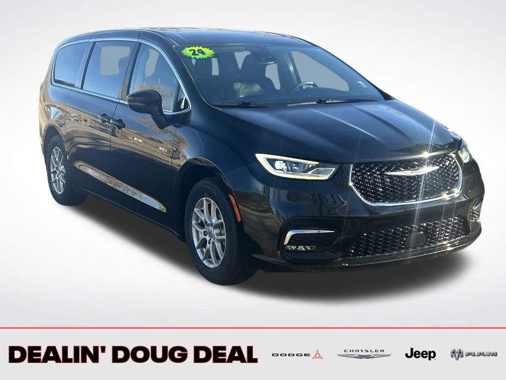 Used 2024 Chrysler Pacifica Touring-L image 8