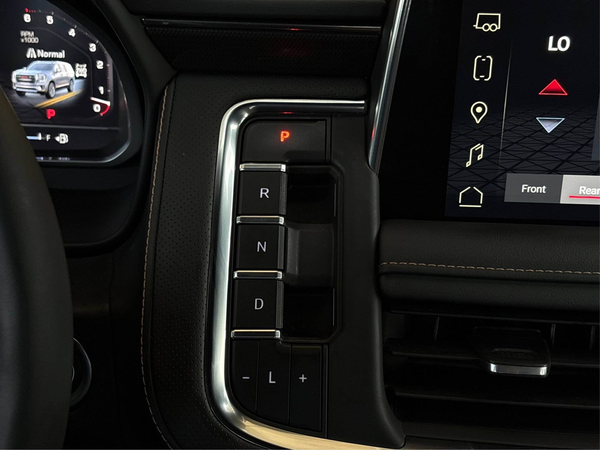 Used 2023 GMC Yukon AT4 w/ Technology Package AWD/4WD image 30