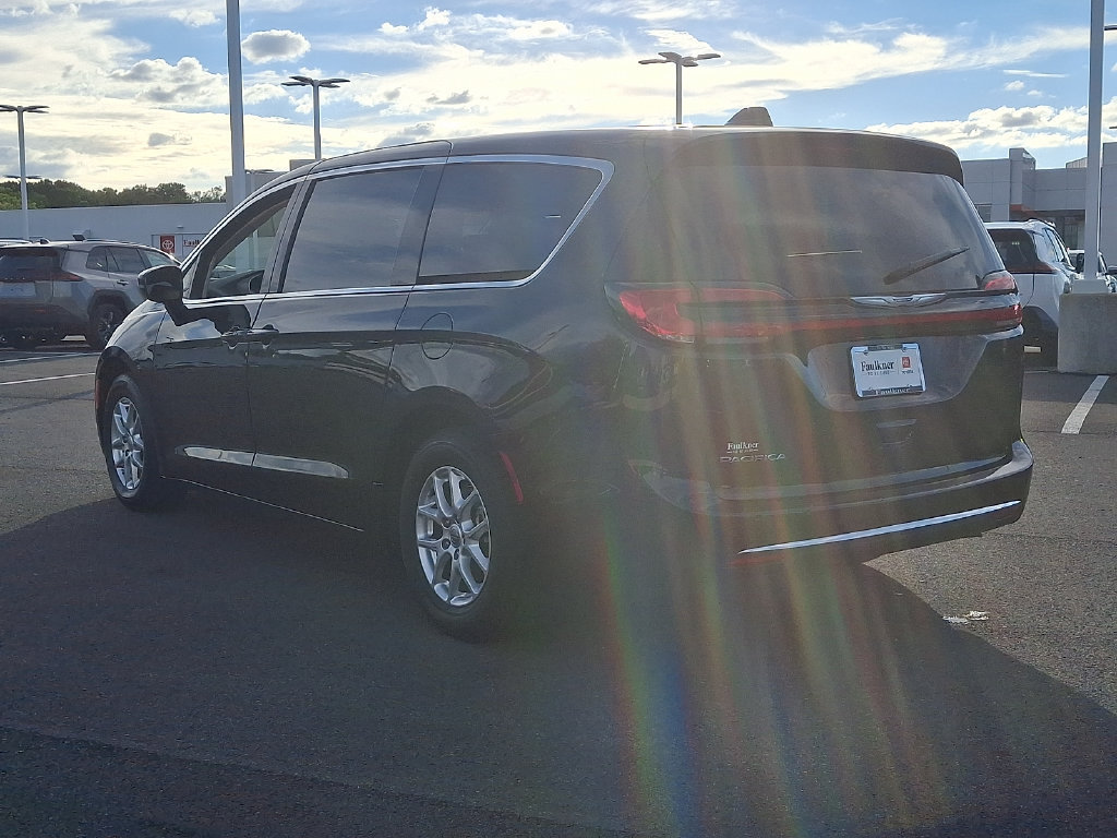 Used 2024 Chrysler Pacifica Touring-L FWD image 4