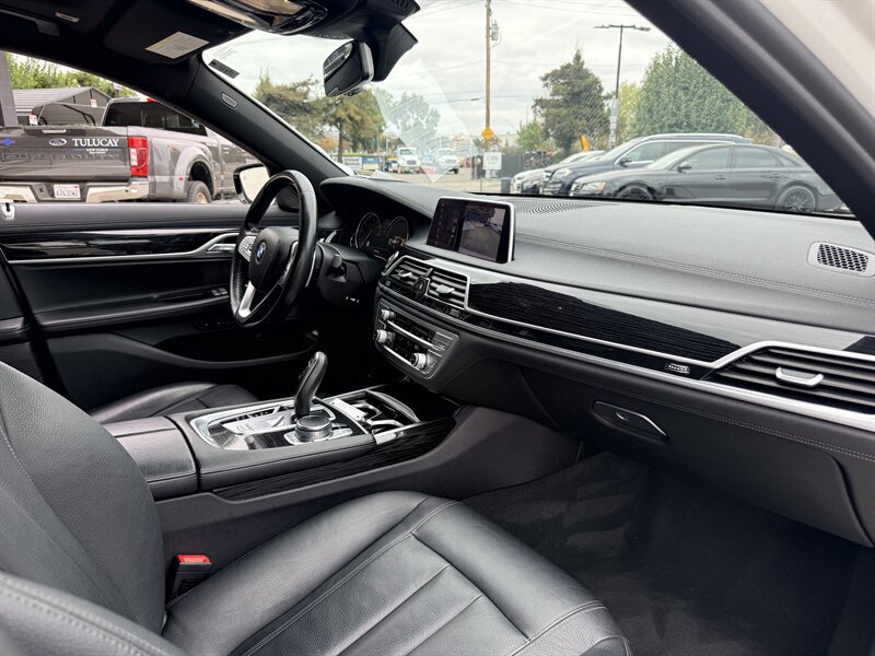 Used 2019 BMW 740i w/ M Sport Package RWD image 30