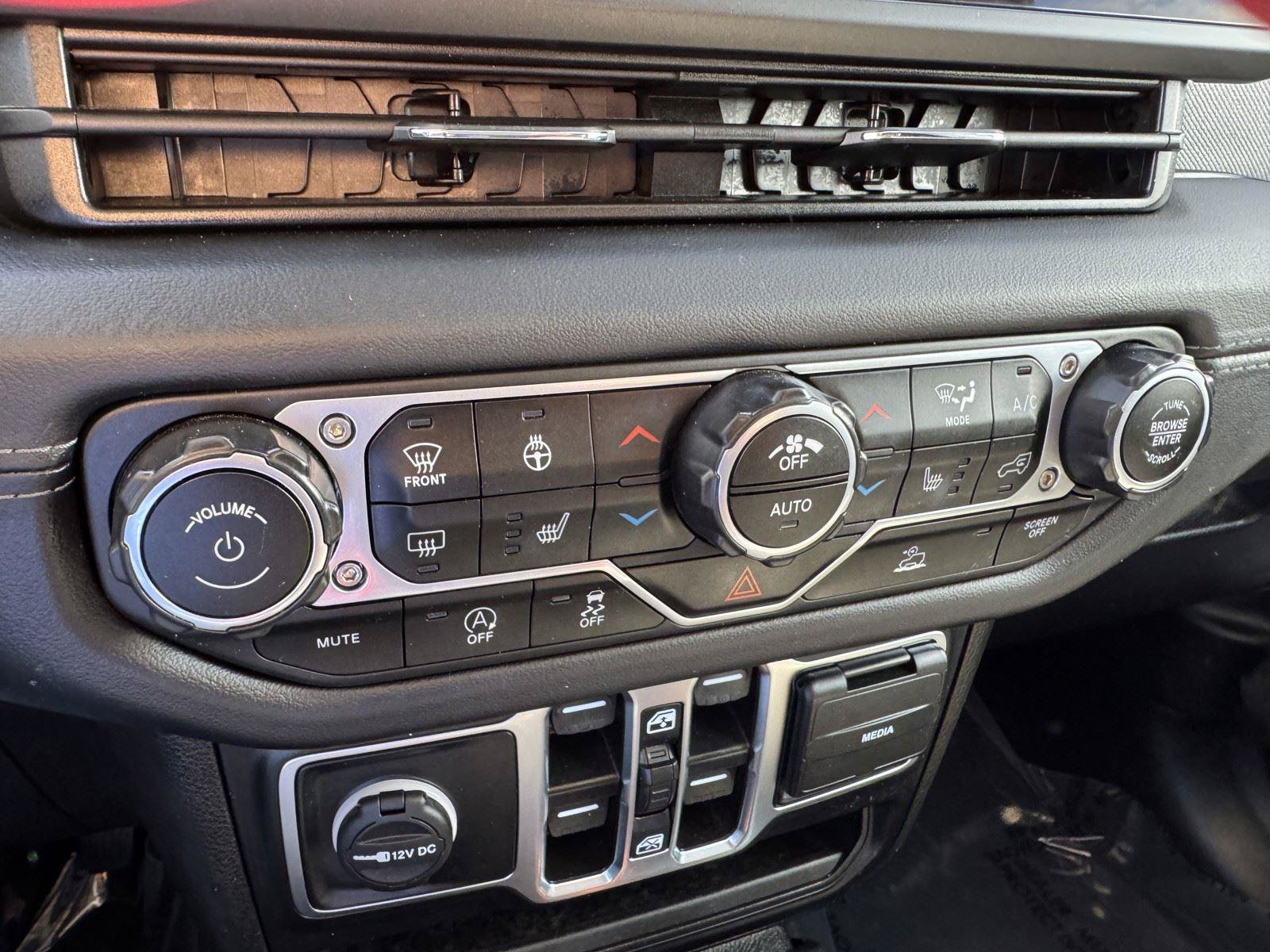 Used 2025 Jeep Wrangler Unlimited Sahara AWD/4WD image 25