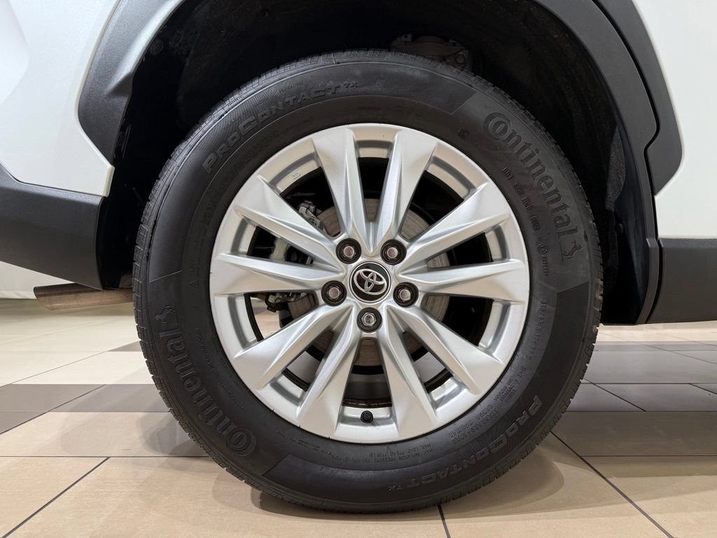 Certified 2022 Toyota Corolla Cross LE w/ Moonroof Package AWD/4WD image 9
