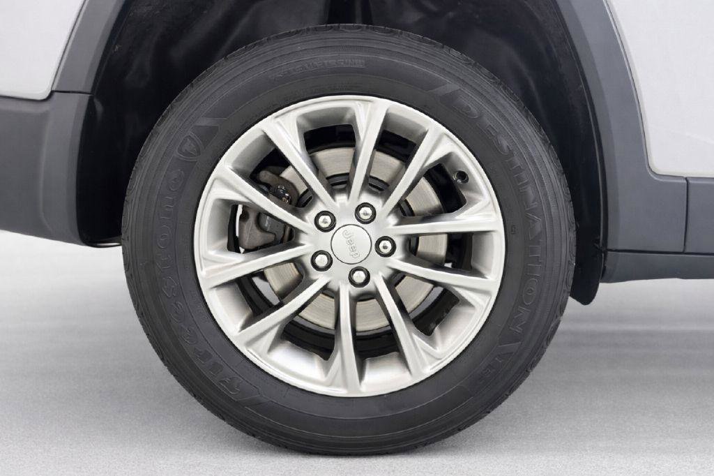 Used 2019 Jeep Cherokee Latitude Plus w/ Cold Weather Group AWD/4WD image 27