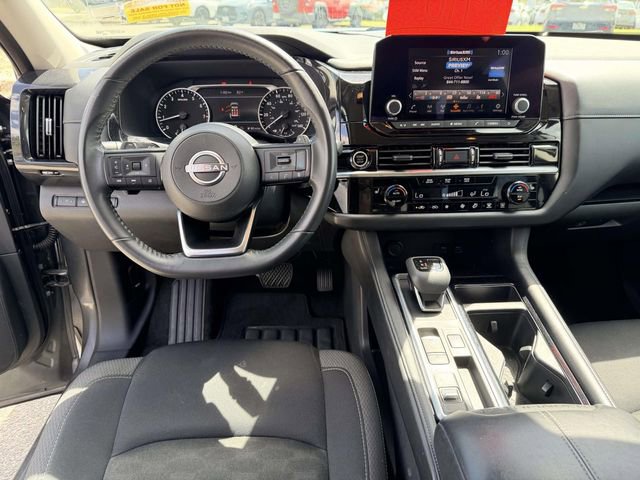 Used 2024 Nissan Pathfinder SV FWD image 17
