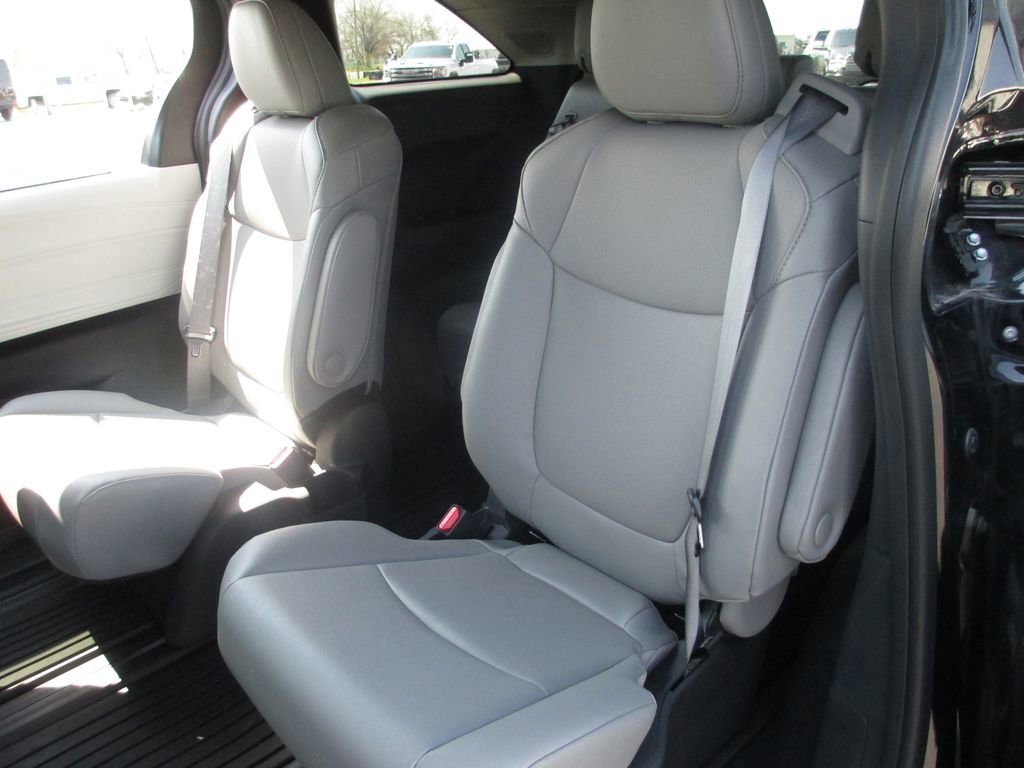 Used 2025 Toyota Sienna XLE w/ XLE Plus Package image 19