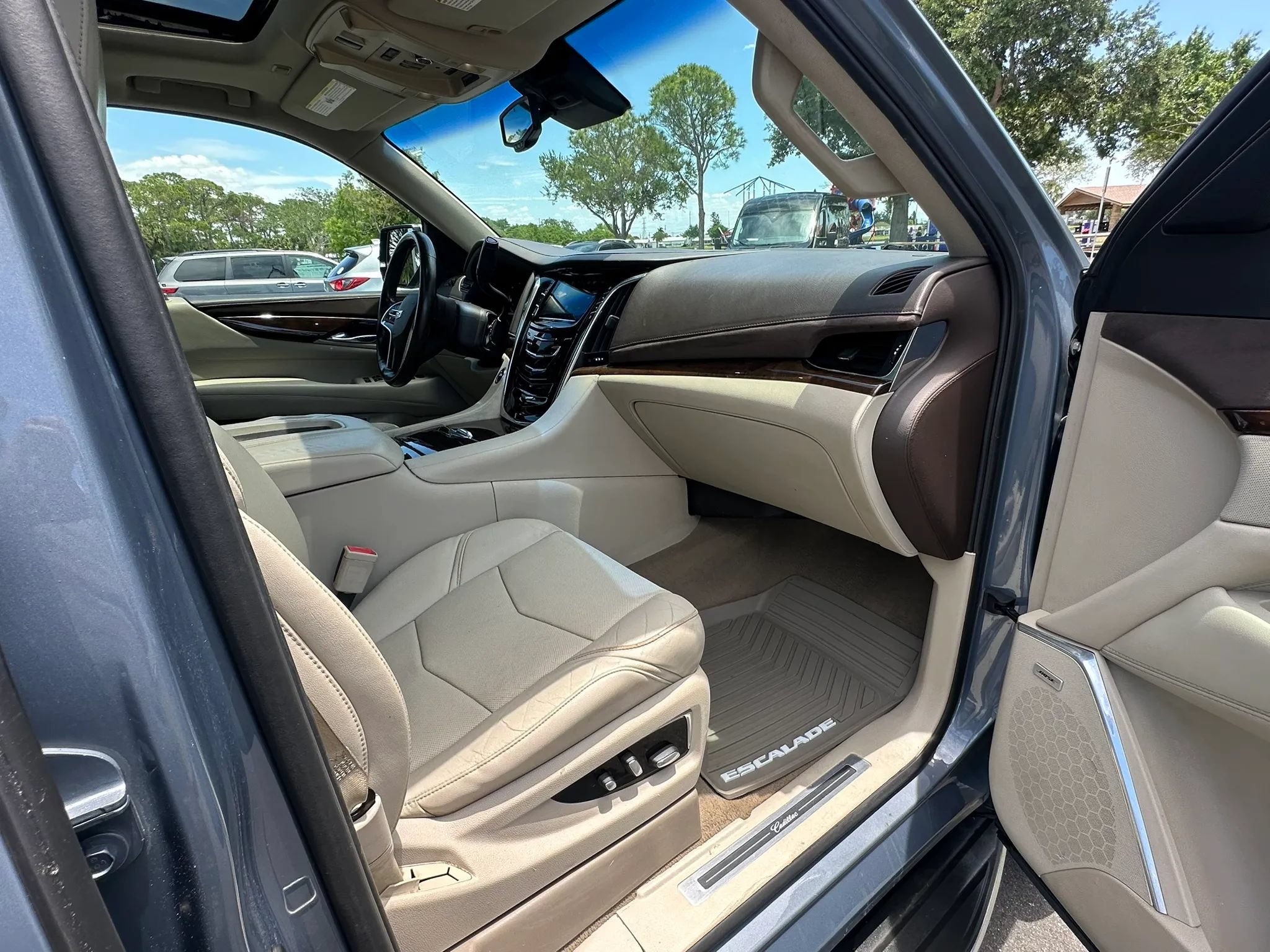 Used 2016 Cadillac Escalade ESV Luxury AWD/4WD image 11