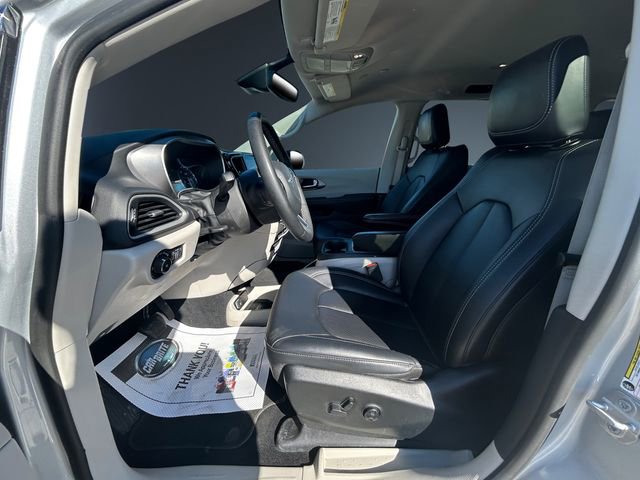 Used 2024 Chrysler Pacifica Touring-L image 9