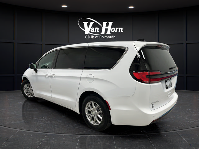 Used 2026 Chrysler Pacifica Select FWD image 5