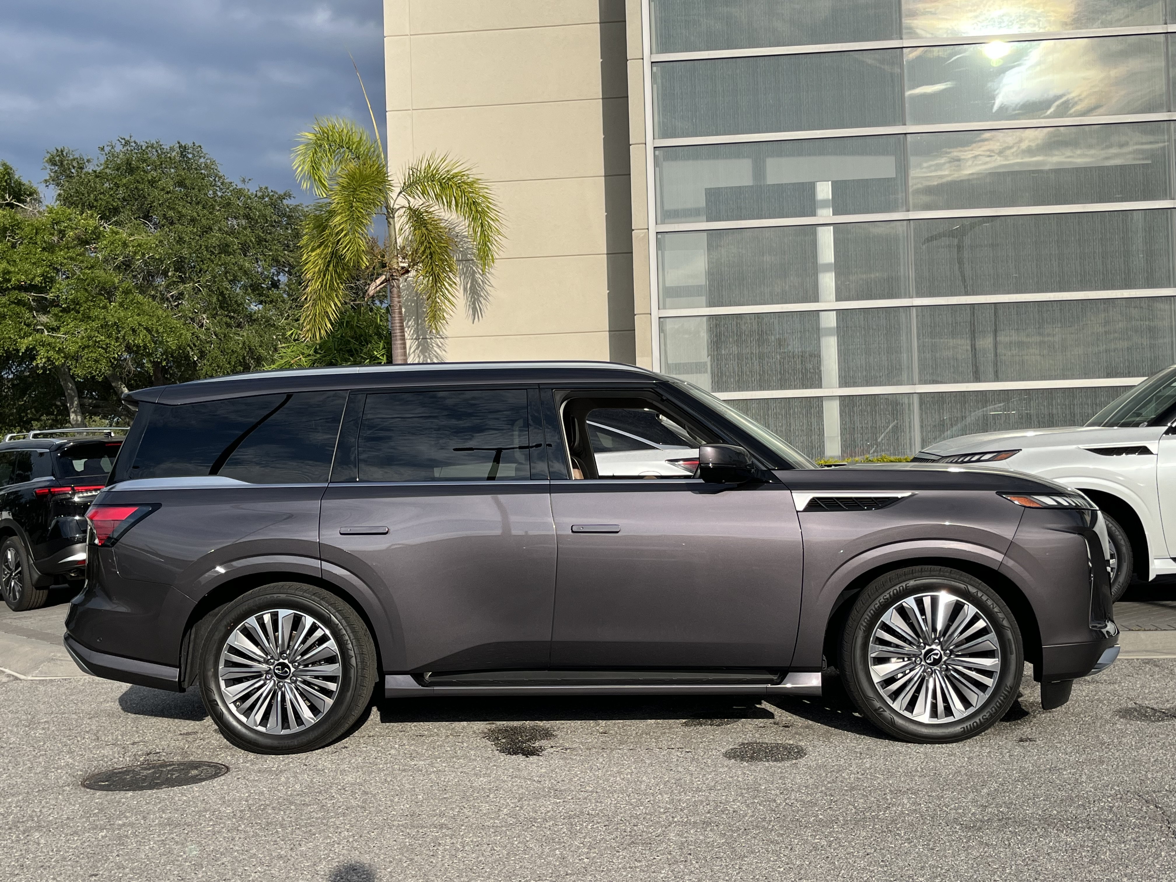 Used 2025 INFINITI QX80 Sensory AWD/4WD image 11