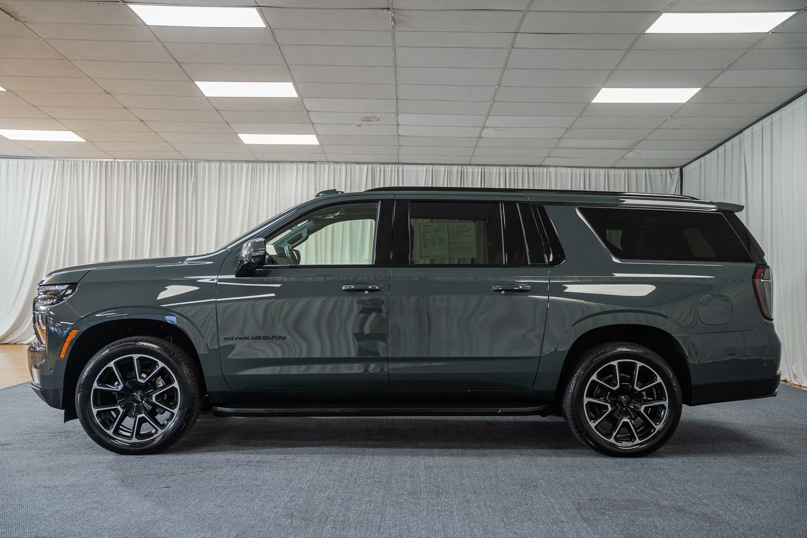 Used 2025 Chevrolet Suburban RST w/ Advanced Technology Package image 5