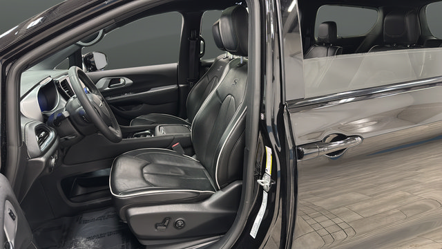 Used 2025 Chrysler Pacifica Limited FWD image 9