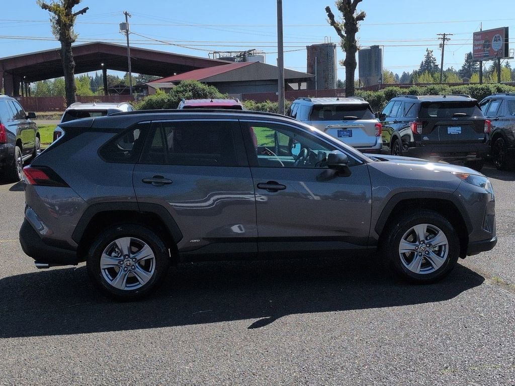 Used 2022 Toyota RAV4 LE AWD/4WD image 6