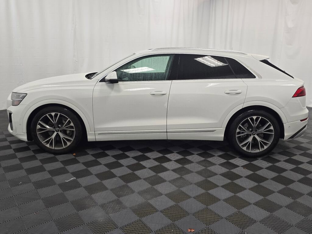 Used 2024 Audi Q8 Prestige w/ Prestige Package image 3