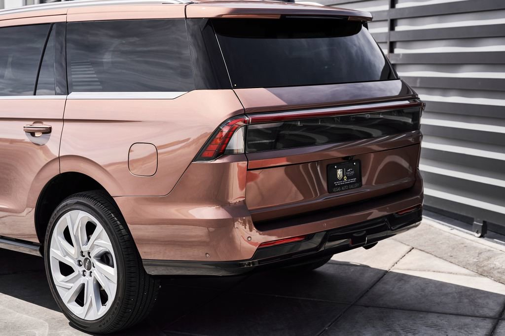 Used 2025 Lincoln Navigator Black Label AWD/4WD image 9