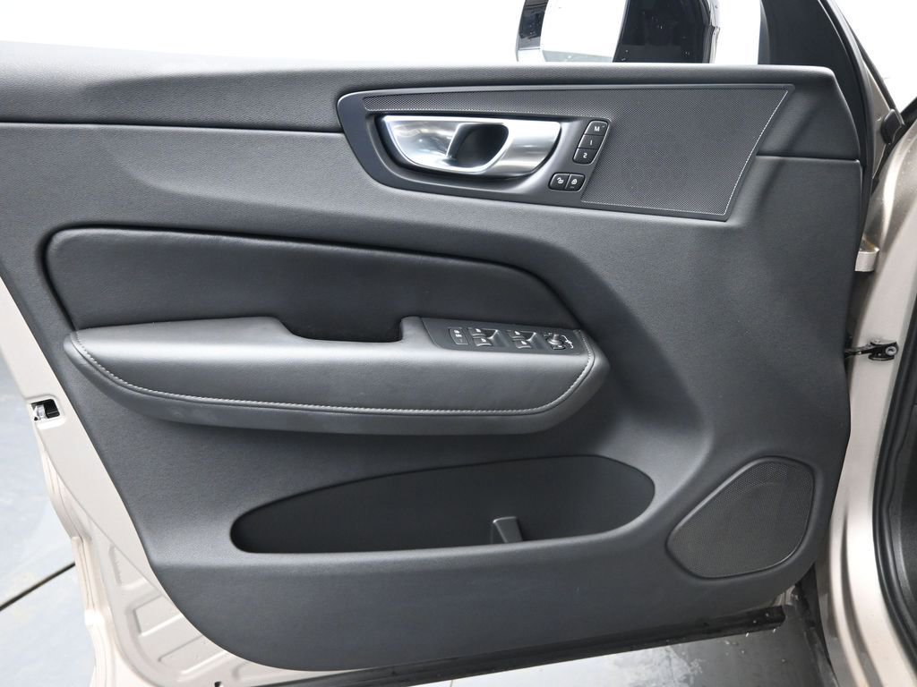 Used 2025 Volvo XC60 B5 Plus image 28