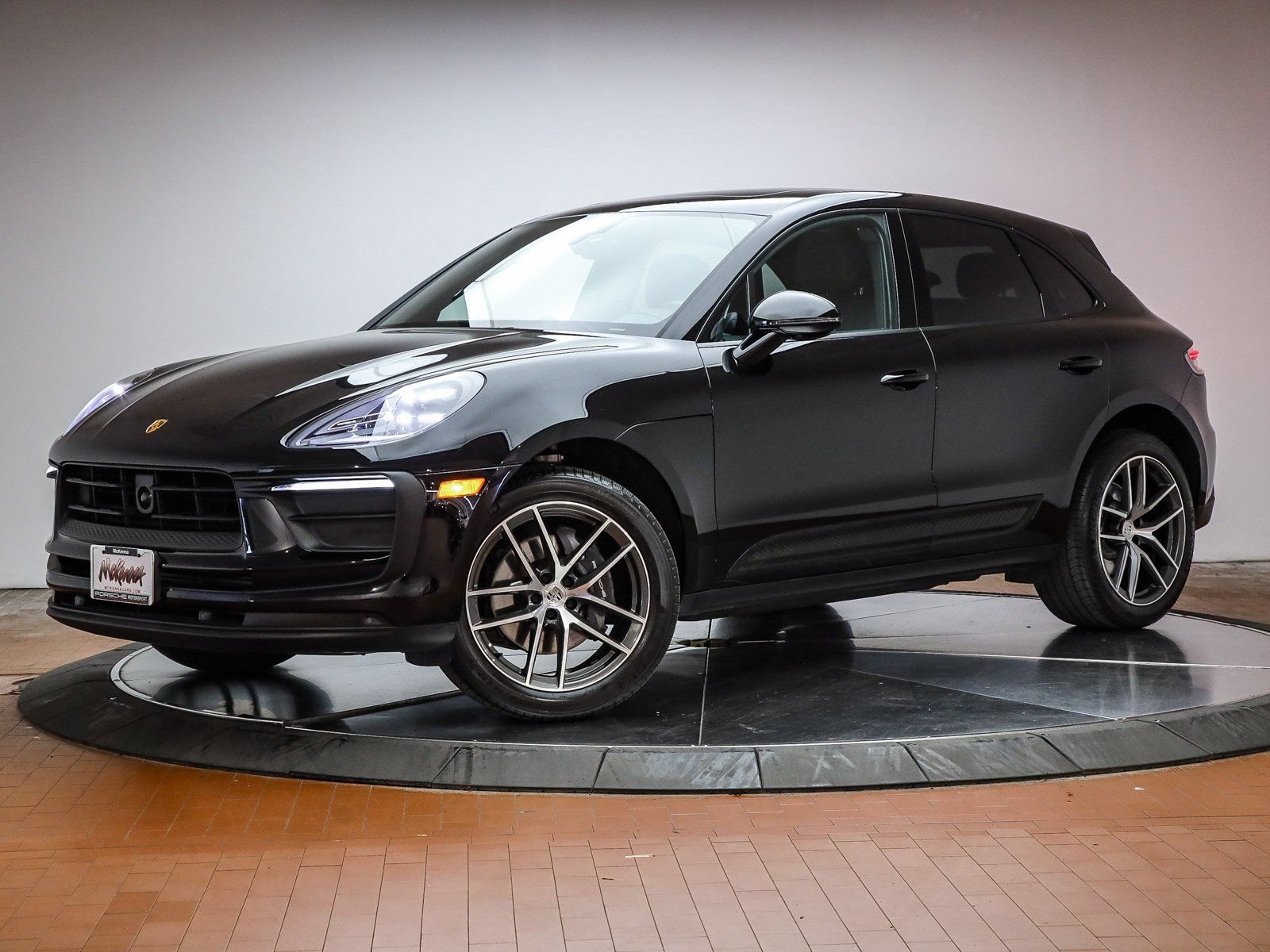 Certified 2025 Porsche Macan AWD/4WD image 1