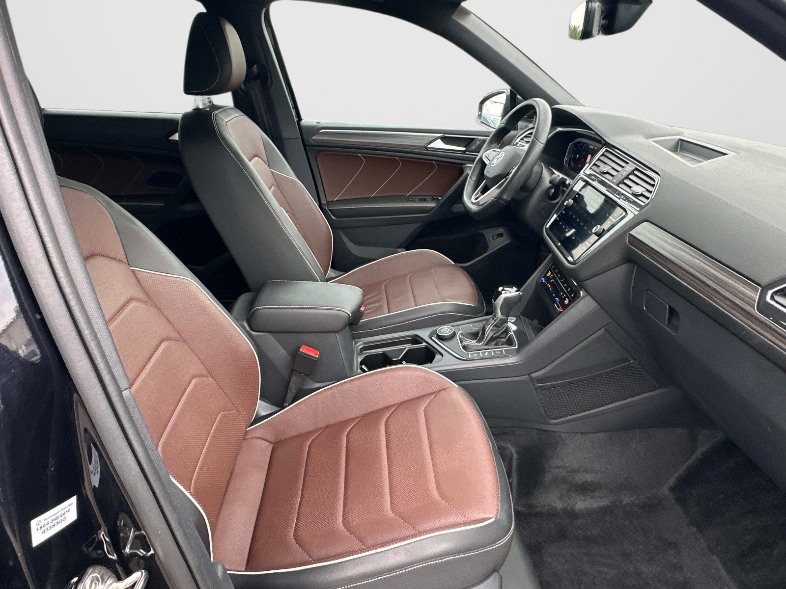 Certified 2024 Volkswagen Tiguan SEL R-Line AWD/4WD image 10