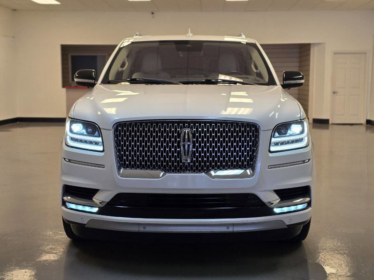 Used 2019 Lincoln Navigator Reserve image 3