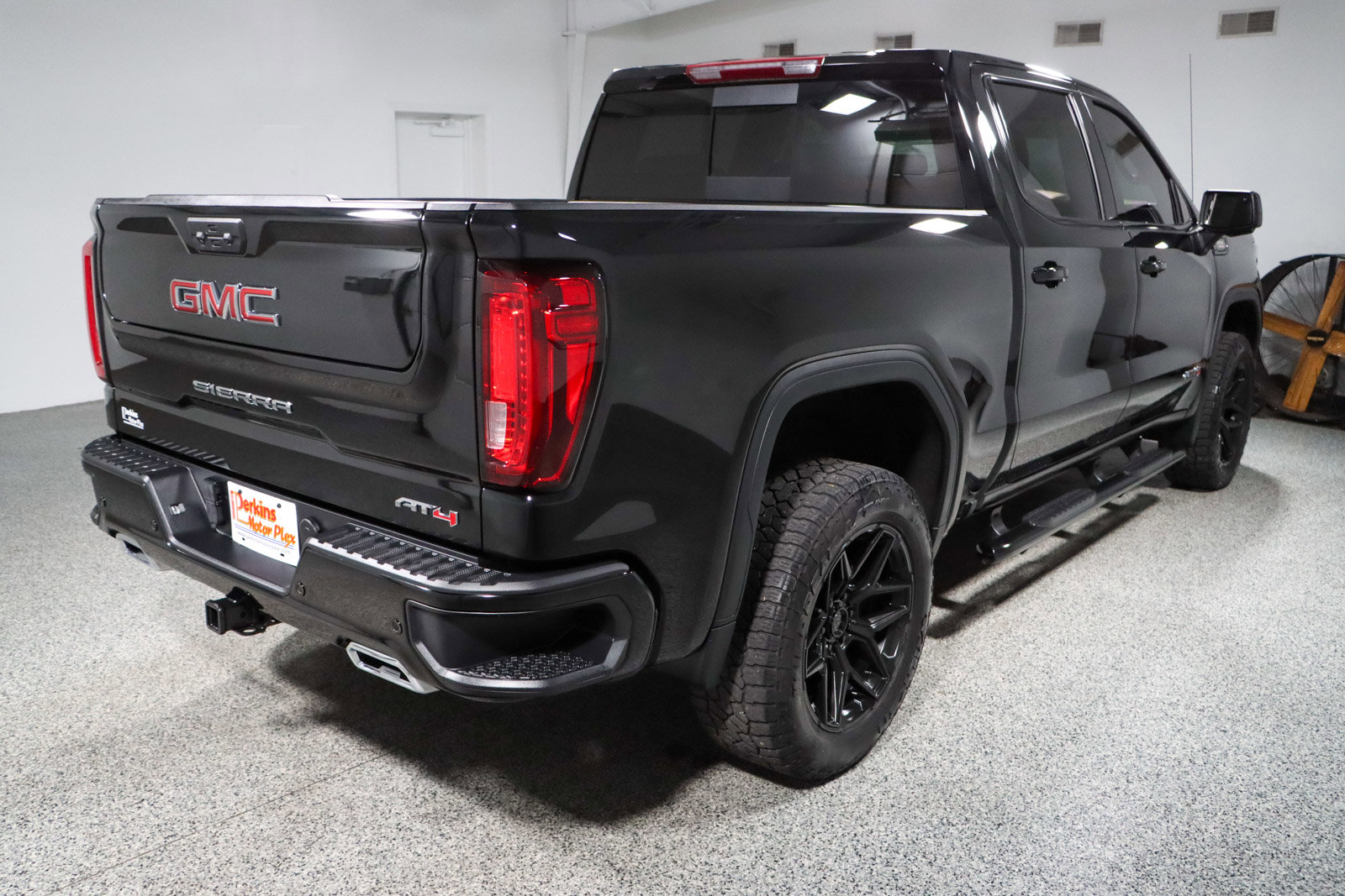 Used 2024 GMC Sierra 1500 AT4 w/ AT4 Preferred Package image 7