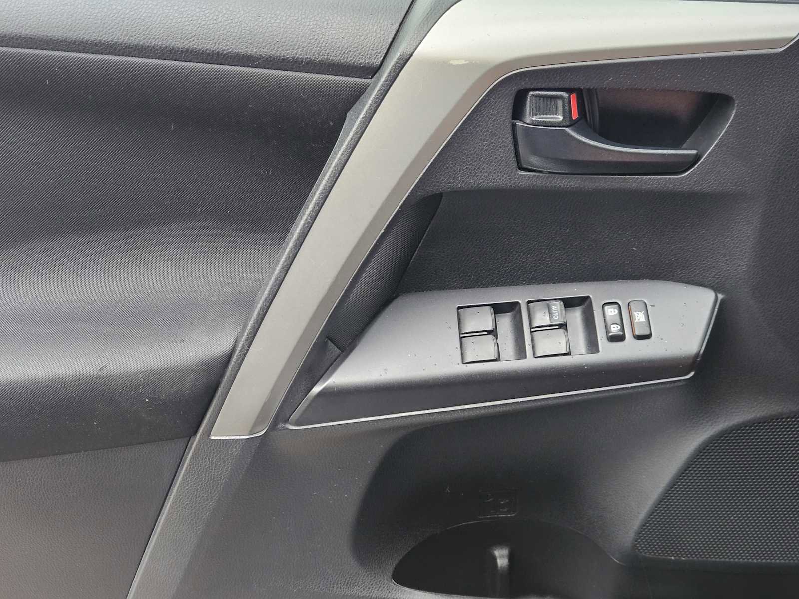 Used 2018 Toyota RAV4 LE image 22