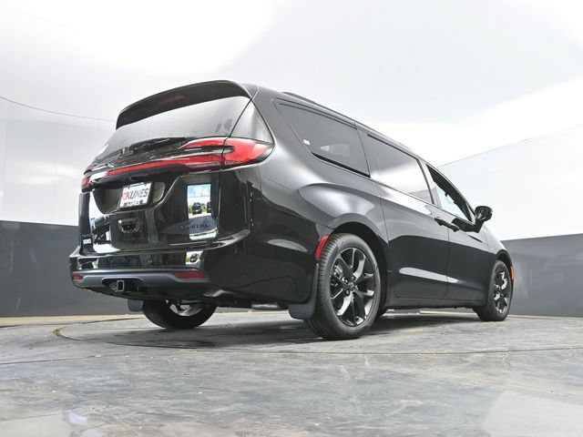 New 2027 Chrysler Pacifica Limited FWD image 48